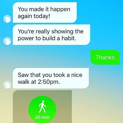 スマートフォンでAIチャットボットを使う様子