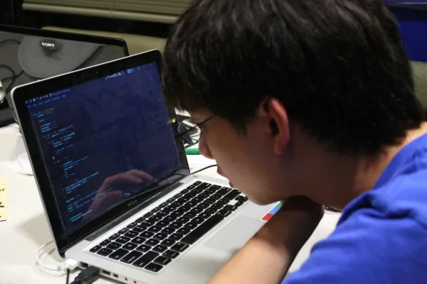 ハッカソンでコーディングする様子