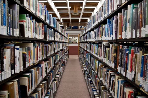 図書館の本棚 — 膨大なドキュメントを効率よく検索するRAGのメタファー