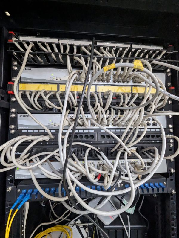ラックに接続された多数のネットワークケーブル
