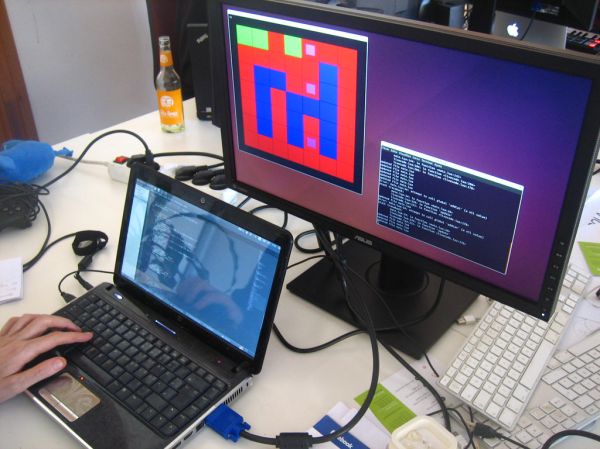 ノートパソコンでコードを書く様子