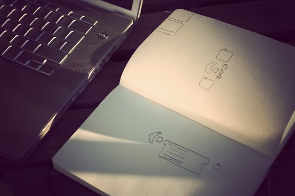 ノートPCでブラウザを操作する様子