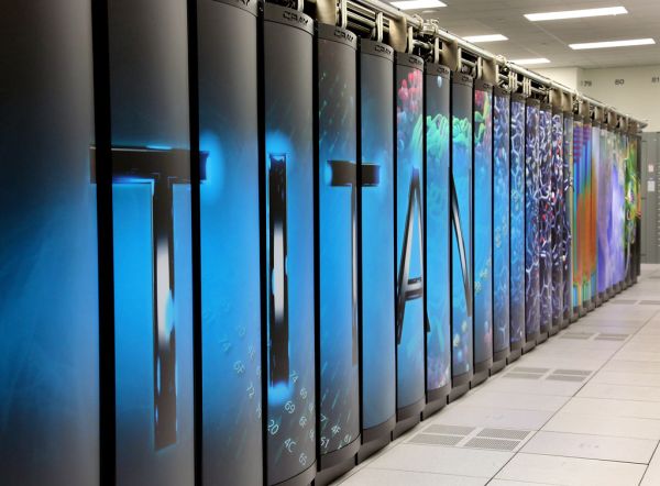 サーバーラックが並ぶデータセンターの内部