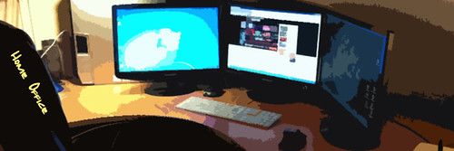 ノートパソコンでウェブブラウザを使う様子