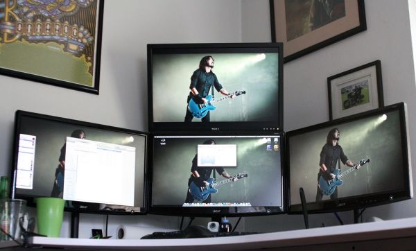 複数モニターに囲まれた開発・デザイン作業のワークスペース