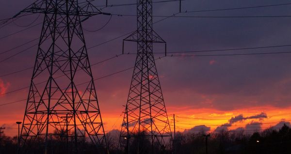 夕暮れの送電鉄塔