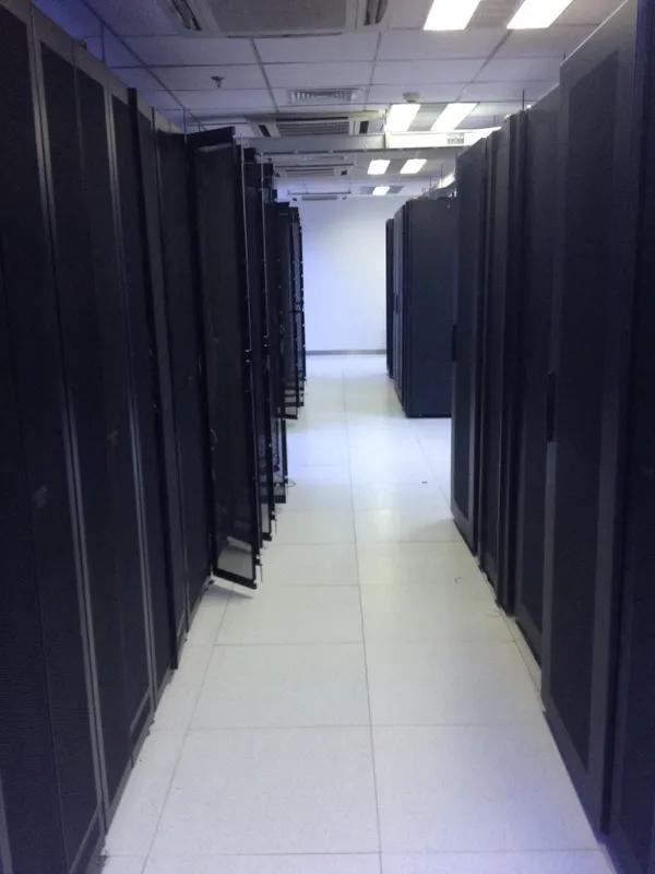 サーバーラックが並ぶデータセンターの写真