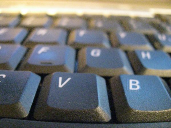 ノートPCで作業する様子