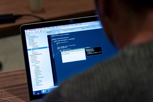 ノートパソコンでコードを書く様子