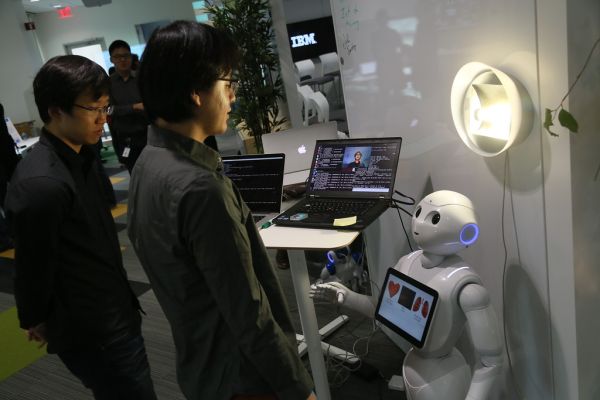 AIとロボットによる高齢者ケア支援のイメージ写真