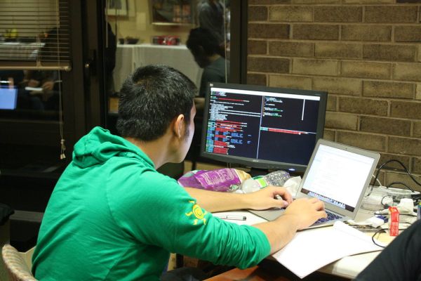 ハッカソンでコーディングする学生たち