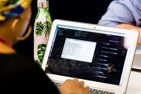ノートPCでコードとプレビュー画面を見比べながら作業する様子