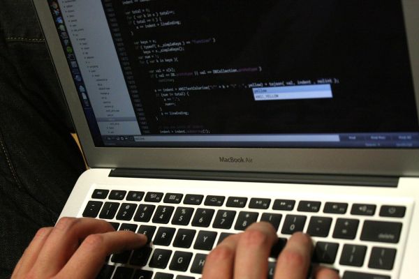 ノートPCでコーディングする様子