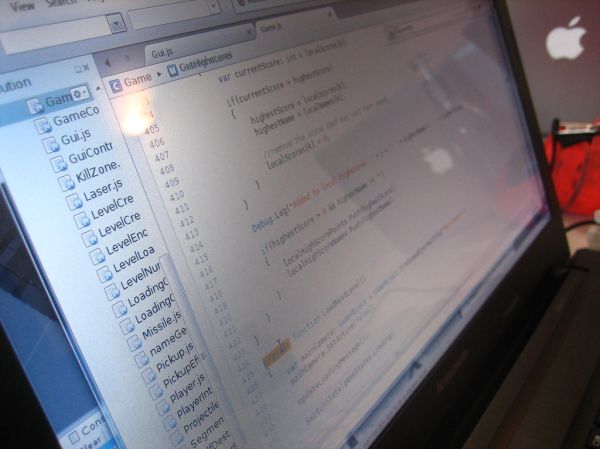 ノートPCの画面に表示されたコード