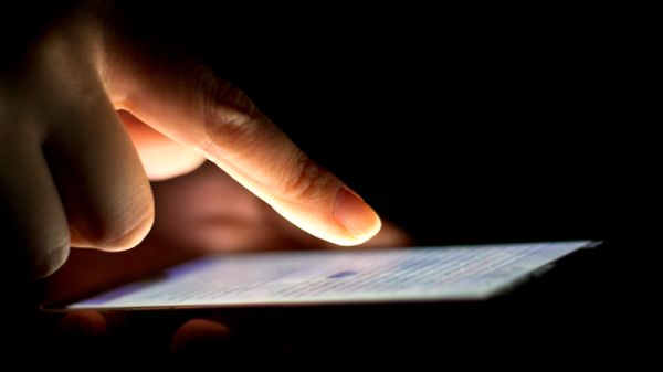 スマートフォンでアプリを操作する人物