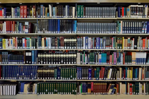 書棚に並ぶ本、社内文書のナレッジベースのイメージ