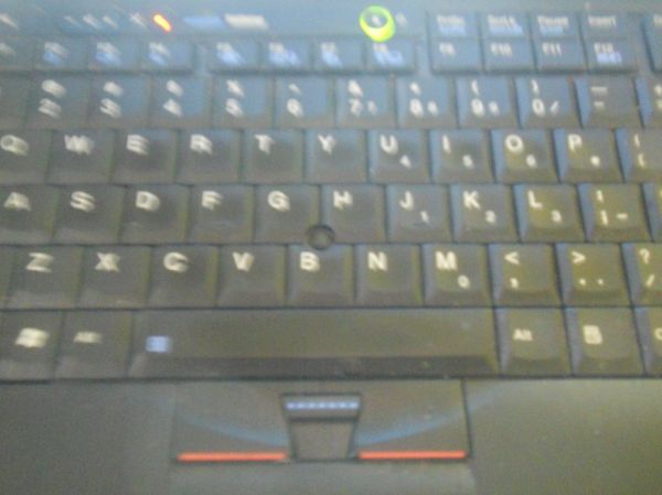 ノートPCのキーボードを操作する様子