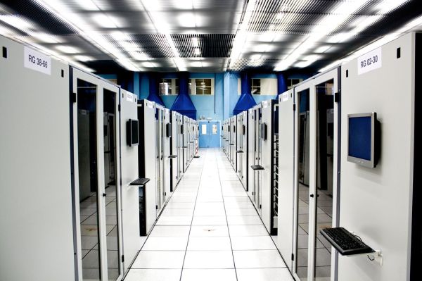 サーバーラックが並ぶデータセンターの写真